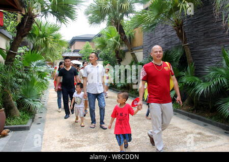 Les parents chinois et leurs enfants visiter une villa de luxe au cours d'une visite à stimuler le désir d'enfants devenus riches et fructueux à Qingyuan city Banque D'Images