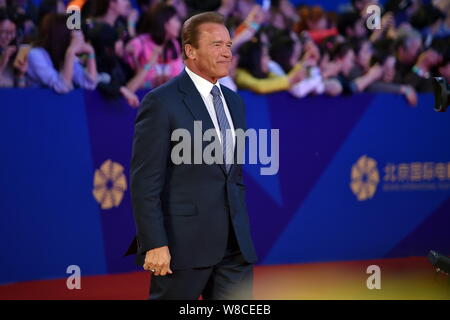 L'acteur américain Arnold Schwarzenegger arrive sur le tapis rouge pour la cérémonie d'ouverture de la Cinquième Beijing International Film Festival (BIFF 2015) i Banque D'Images