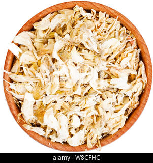 Acacia fleurs séchées dans un petit arc en bois isolé sur blanc. Banque D'Images