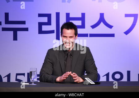 L'acteur canadien Keanu Reeves sourit lors d'une conférence de presse pour la première de son nouveau film 'John Wick' à Séoul, Corée du Sud, le 8 janvier 201 Banque D'Images