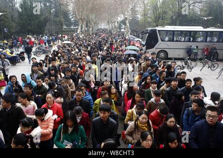 --FILE--Chinois candidats devant un examen site pour assister à la fonction publique nationale de la Chine 2015 l'examen pratiqué à Hefei city, east Chines Anhui provi Banque D'Images