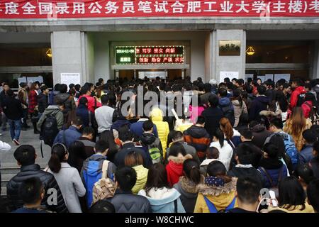 --FILE--Chinois candidats devant un examen site pour assister à la fonction publique nationale de la Chine 2015 l'examen pratiqué à Hefei city, east Chines Anhui provi Banque D'Images