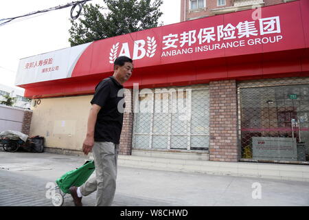 --FILE--un piéton passe devant une succursale de Groupe d'assurance Shandong Tongya Plastic Technology à Shanghai, Chine, le 7 octobre 2014. Le Groupe d'assurance Shandong tongya Plastic Technology Co, un peu connu des Ch Banque D'Images