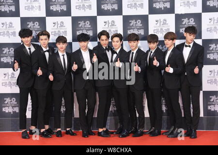 Les membres de l'EXO groupe garçon Korean-Chinese poser pendant une photo appel à la KBS TV K-Pop Festival à KBS hall à Séoul, Corée du Sud, 26 Décembre 20 Banque D'Images
