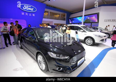 --FILE--visiteurs regarder une Ford Mondeo et autres voitures Ford sur le stand de Changan Ford lors d'une exposition d'automobiles à Shanghai, la Chine de l'Est Banque D'Images