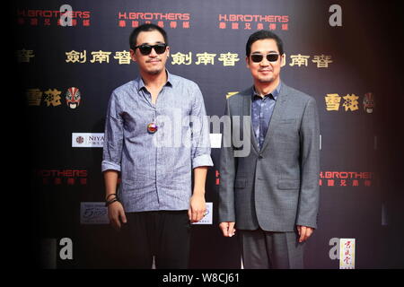 --FILE--acteur et réalisateur chinois Zhang Guoli, droite, et son fils l'acteur Zhang Mo poser sur le tapis rouge de la grande cérémonie pour le 20ème anniversar Banque D'Images