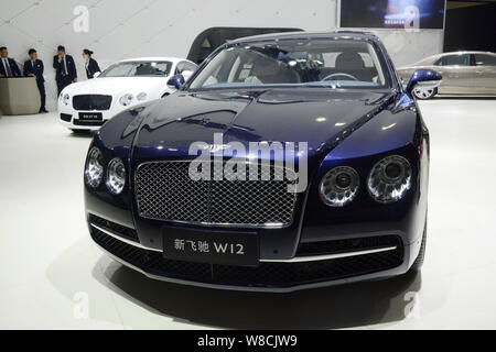 --FILE--Nouvelle Bentley Flying Spur Continental GT et voitures sont sur l'affichage pendant la 12ème Chine (Beijing) International Automobile Exhibition, également kno Banque D'Images