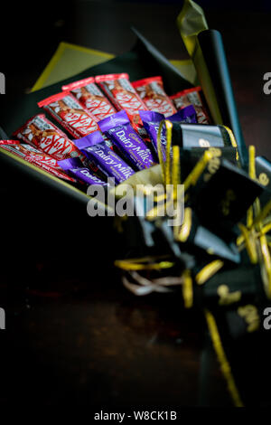 Bangi, Malaisie - 8 août 2019 : Ferrero Rocher, confiseries au chocolat et fleurs en bouquet beau comme cadeau pour les fêtes de mariage, anniversaire, mère Banque D'Images