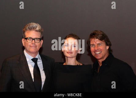 (De gauche) American réalisateur Christopher McQuarrie, actrice suédoise Rebecca Ferguson et l'acteur américain Tom Cruise assister à un événement pour leur premiere Banque D'Images