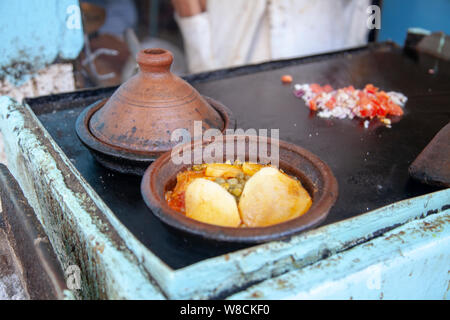 Petit Kiosque alimentaire dans la médina de Marrakech, Maroc Banque D'Images