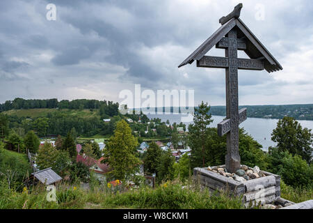 L'adoration croix sur le mont Lévitan, qui est un monument à tous les chrétiens orthodoxes enterrés ici depuis de nombreux siècles, Plyos, la Russie. Banque D'Images