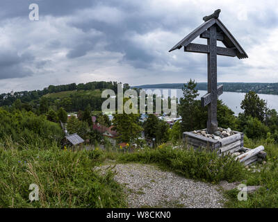 L'adoration croix sur le mont Lévitan, qui est un monument à tous les chrétiens orthodoxes enterrés ici depuis de nombreux siècles, Plyos, la Russie. Banque D'Images