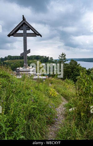 L'adoration croix sur le mont Lévitan, qui est un monument à tous les chrétiens orthodoxes enterrés ici depuis de nombreux siècles, Plyos, la Russie. Banque D'Images