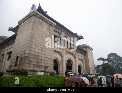 Les gens visitez Sun Yat-sen de la statue pour commémorer le 149e anniversaire de la naissance de la révolution chinoise Sun Yat-sen, premier président et membre fondateur Banque D'Images