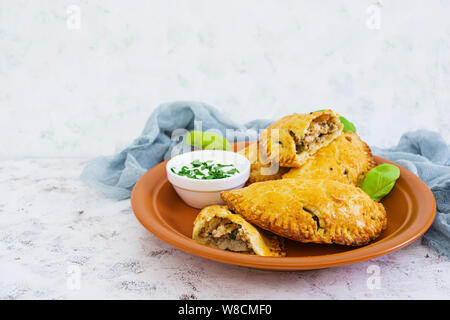 Empanadas au four sur fond blanc Banque D'Images