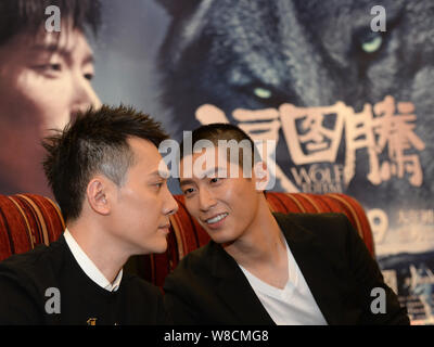 Les acteurs chinois Feng Shaofeng, gauche, et Dou Xiao assister à une conférence de presse pour son nouveau film 'Wolf Totem' dans le sud-ouest de la ville de Chengdu, Sichuan, Chine Banque D'Images
