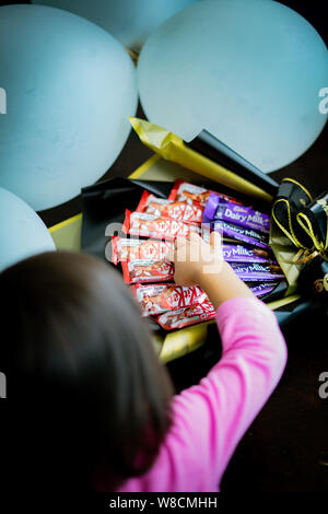 Bangi, Malaisie - 8 août 2019 : Ferrero Rocher, confiseries au chocolat et fleurs en bouquet beau comme cadeau pour les fêtes de mariage, anniversaire, mère Banque D'Images