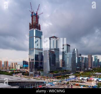 --FILE--Vue sur le ping d'un centre financier international (SFI) Tour en construction, plus haut, et d'autres gratte-ciels et des immeubles de grande hauteur en elle Banque D'Images