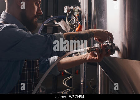 Beer maker se mélange à des types de bière dans le canon à l'aide de tuyaux et clair il fait tout ses pas le plus facile à faire. Banque D'Images