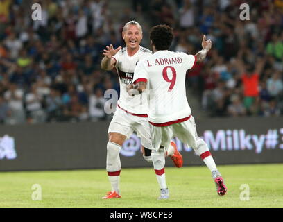 Philippe Mexes, centre de l'AC Milan, célèbre avec Luiz Adriano Souza da Silva après avoir marqué un but contre l'Inter Milan dans un match de football au cours de la Banque D'Images