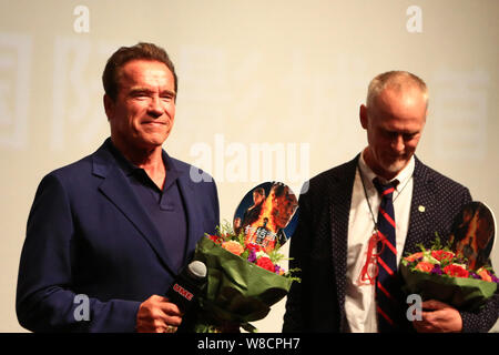 L'acteur américain Arnold Schwarzenegger, à gauche, et directeur Alan Taylor sourire pendant une première pour leur film "Terminator Genisys" à Shanghai, Chine, Banque D'Images