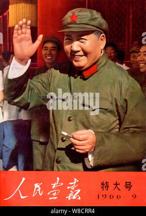 Cette couverture de la Chine Pictorial 9e question en 1966 comprend le président chinois Mao Zedong en agitant de la tribune Tiananmen d'accueillir les personnes Banque D'Images