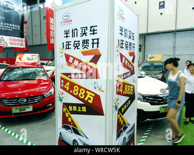 --FILE--visiteurs regarder les voitures de GAC Trumpchi moteur sur l'affichage pendant un auto show de Nanjing, Jiangsu province de Chine orientale, le 25 juillet 2015. Auto Banque D'Images