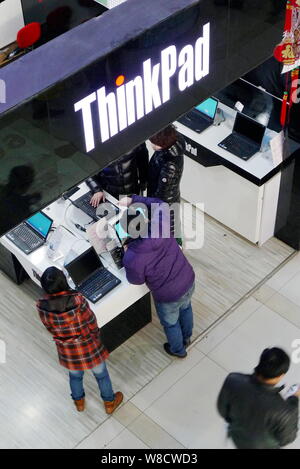 - Un fichier clients--essayer d'ordinateurs portables ThinkPad de Lenovo dans un magasin à Tianjin, Chine, 31 janvier 2012. Lenovo, leader sur le comput personnel Banque D'Images