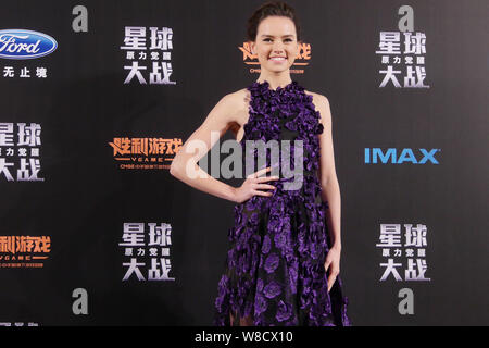 Actrice anglaise Daisy Ridley pose au cours d'une première pour son film 'Star Wars : The Force éveille' à Shanghai, Chine, 27 décembre 2015. Banque D'Images