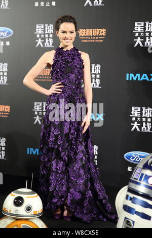 Actrice anglaise Daisy Ridley pose au cours d'une première pour son film 'Star Wars : The Force éveille' à Shanghai, Chine, 27 décembre 2015. Banque D'Images