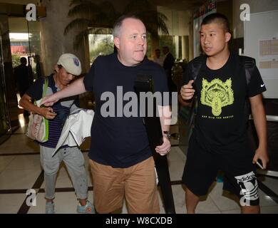 Joueur de tennis écossais John Higgins, centre, est représenté dans un hôtel à Shanghai, Chine, 12 septembre 2015. Banque D'Images