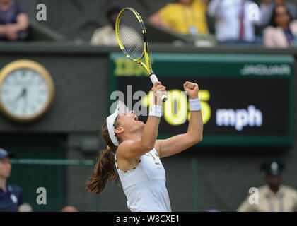 Joueur de tennis britannique Johanna Konta célébrant sa victoire au cours de 2019 de Wimbledon, Londres, Angleterre, Royaume-Uni Banque D'Images