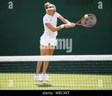 Le joueur de tennis tchèque Marie Bouzkova jouer volley en revers au cours de 2019 de Wimbledon, Londres, Angleterre, Royaume-Uni Banque D'Images