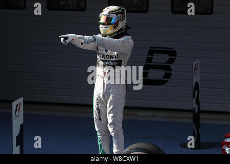 Lewis Hamilton de la Grande-Bretagne de Mercedes célèbre après avoir remporté le 2015 Grand Prix de Formule 1 sur le Circuit International de Shanghai à Shanghai, Banque D'Images