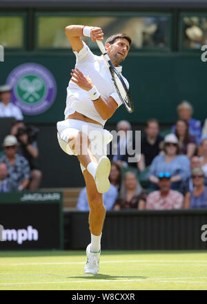 Le joueur de tennis Serbe Novak Djokovic jouant forehand smash au cours de 2019 de Wimbledon, Londres, Angleterre, Royaume-Uni Banque D'Images