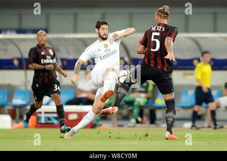 Isco du Real Madrid, centre, les défis de l'AC Milan Philippe Mexes, droite, au cours de la Shanghai International match de la Coupe des Champions 2015 au SH Banque D'Images