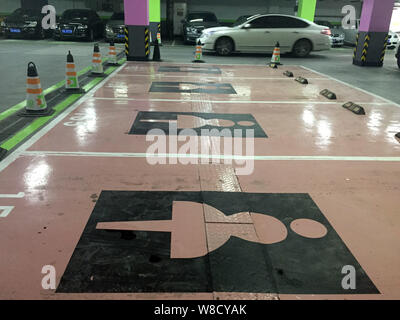 --FILE--Vue sur quatre de couleur rose de très grands parkings pour les femmes à un parking souterrain dans un centre de Wanda à Shanghai, Chine, 12 mai 2015 Banque D'Images