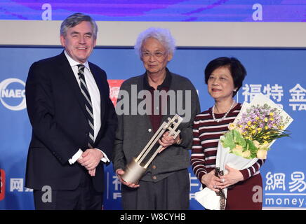 Gordon Brown, à gauche, l'ancien Premier Ministre du Royaume-Uni, pose avec Hong-Kong-Ng-Sheong né l'économiste américain Steven Cheung, centre, au cours de Banque D'Images