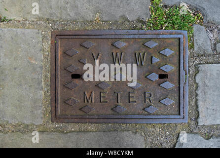 Gros plan de l'ancienne fonte York eau travaux compteur d'eau couverture à l'extérieur d'une maison North Yorkshire Angleterre Royaume-Uni Grande-Bretagne Grande-Bretagne Banque D'Images