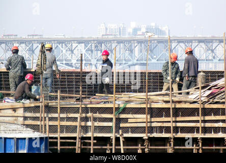 --FILE--chinois du travail des travailleurs migrants sur le site de construction d'un projet immobilier résidentiel dans la ville de Nanjing, Jiangsu province de Chine orientale, 2 janv. Banque D'Images