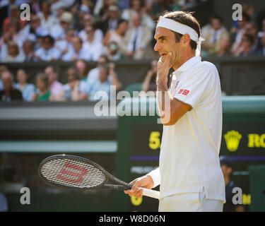 Vue latérale d'une joueur de tennis suisse Roger Federer au tribunal permanent pendant le match de Wimbledon en 2019, London, England, United Banque D'Images