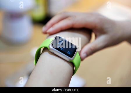 --FILE--un client essaie l'un Apple Watch smartwatch dans un magasin du centre-ville de Nanjing, Jiangsu province de Chine orientale, le 16 mai 2015. Le nombre d'Apple Wa Banque D'Images