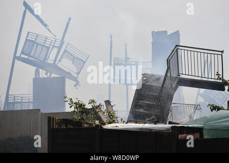 Les vestiges d'une maison de retraite sur des rouleaux à Crewe Avenue où un incendie a éclaté conduisant à l'évacuation de 150 personnes. Banque D'Images