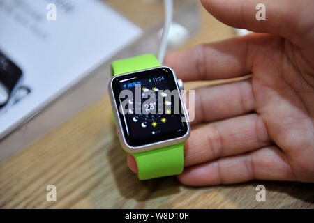 --FILE--un client essaie l'un Apple Watch smartwatch dans un magasin du centre-ville de Nanjing, Jiangsu province de Chine orientale, le 16 mai 2015. Le nombre d'Apple Wa Banque D'Images