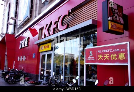 --FILE--Vue d'un restaurant de fast-food KFC Yum Brands à Qiqihar city, au nord-est de la province de la Chine, le 7 octobre 2014. KFC a déposé Banque D'Images