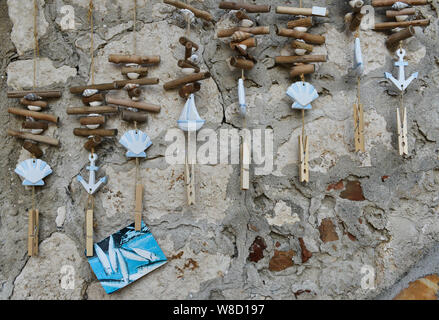 Carillon éolien maritime porte-photos/ étendus dehors sur un mur d'un magasin de souvenirs à Rovinj, Istrie, Croatie, Europe. Banque D'Images