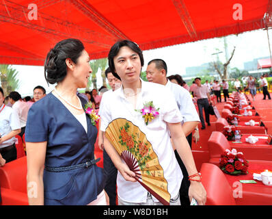 --FILE--Wang Sicong, droite, le fils de Wanda Group président Wang Jianlin, assiste à la cérémonie d'ouverture des Huli Wanda Plaza à Xiamen city, au sud-est C Banque D'Images