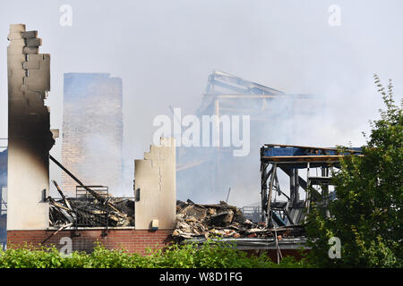 Les vestiges d'une maison de retraite sur des rouleaux à Crewe Avenue où un incendie a éclaté conduisant à l'évacuation de 150 personnes. Banque D'Images