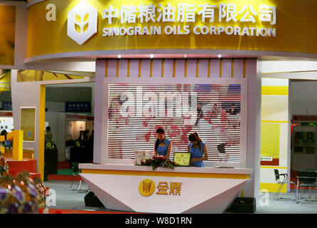 --FILE--employés chinois sont vus sur le stand de Sinograin Oils Corporation, une filiale de Sinograin, également connu sous le nom de réserve de céréales de la Chine Corporatio Banque D'Images