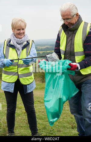 Couple utiles La collecte des déchets dans les campagnes Banque D'Images